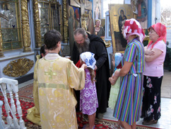 Сначала Причащаются дети. 08.08.2010