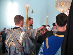 Владыка совершает чин поставления