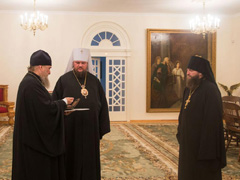 Митрополит Александр передает крест-мощевик Владыке Ферапонту